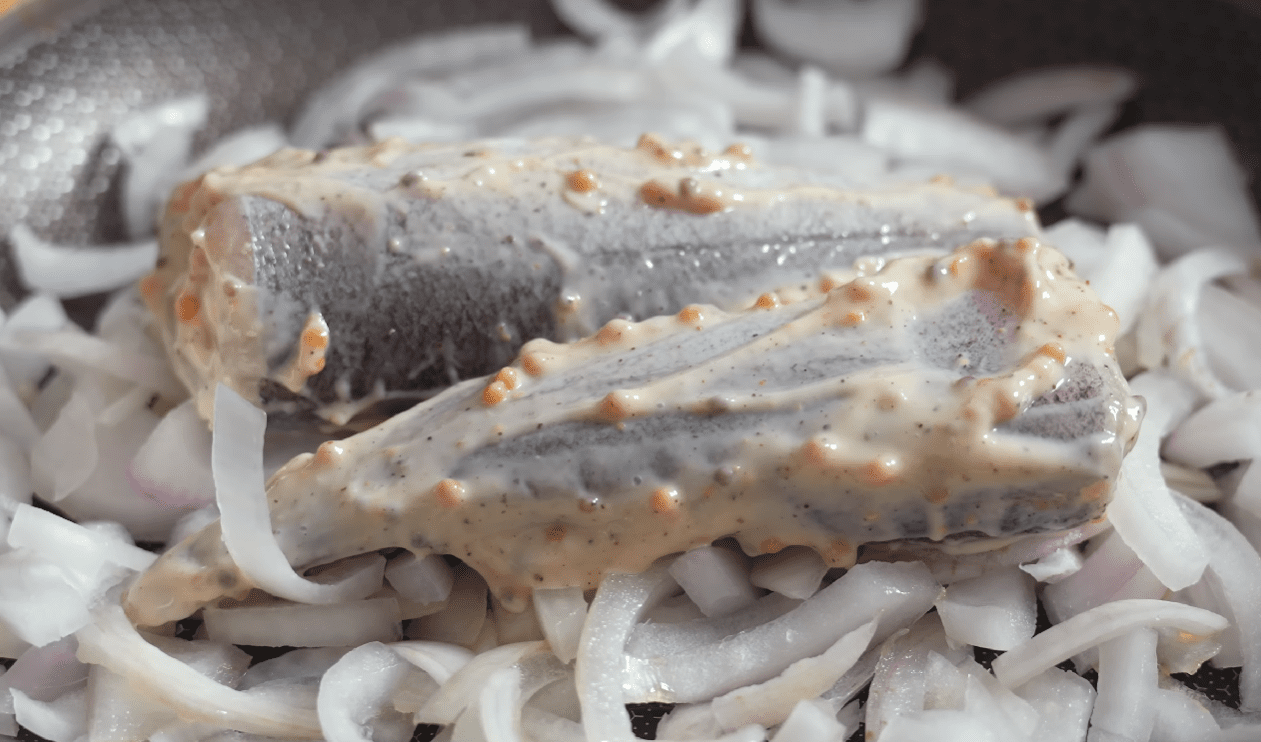 Рецепт хеку на цибулевій подушці в маринаді з майонезу та гірчиці