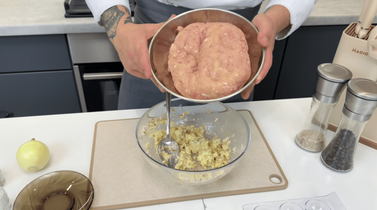 Кулінар розповів, як приготувати домашні курячі котлети за 17 хвилин