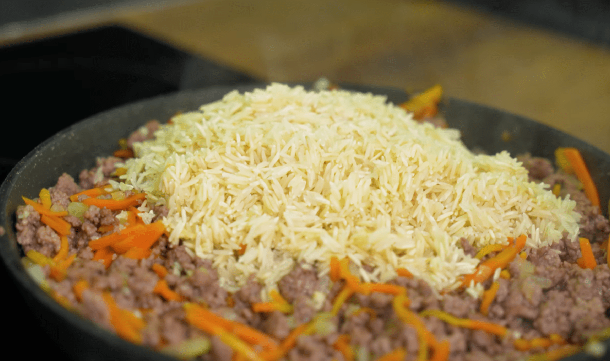 Рецепт плову для лінивих: замість м'яса до рису додаємо фарш