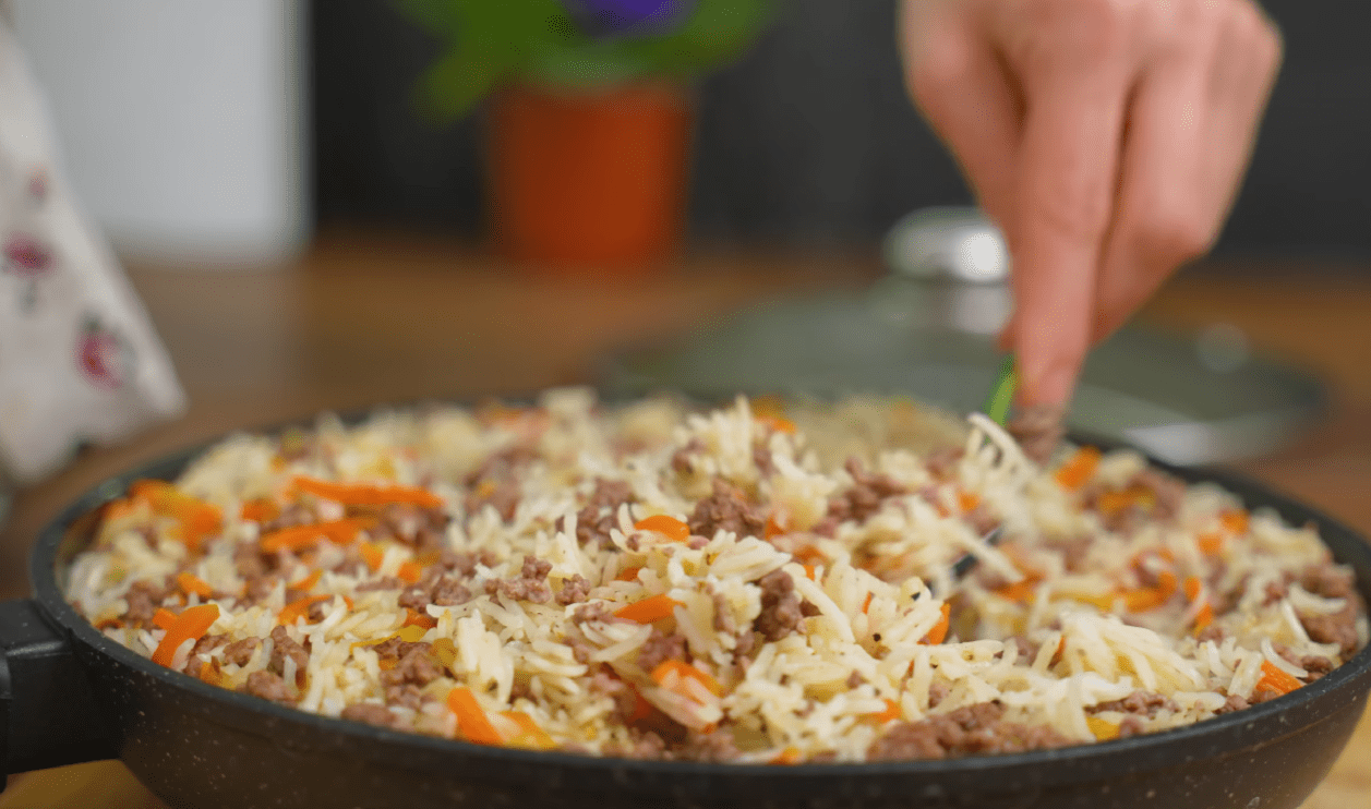 Рецепт плову для лінивих: замість м'яса до рису додаємо фарш