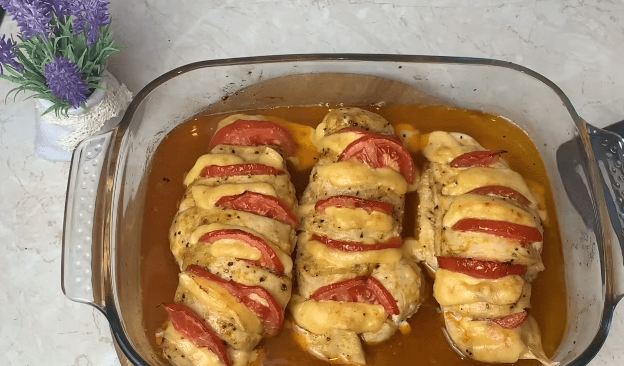 Два найпростіші і найсмачніші рецепти з курячого філе в духовці