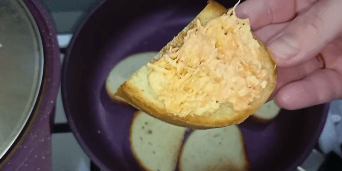 Як з двох простих продуктів приготувати салат та намазку на бутерброди