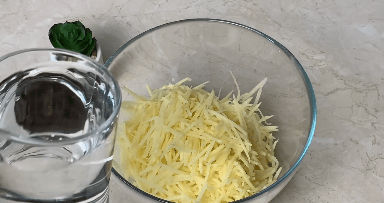 Рецепт смачної страви з 2 яєць та картоплі на велику родину