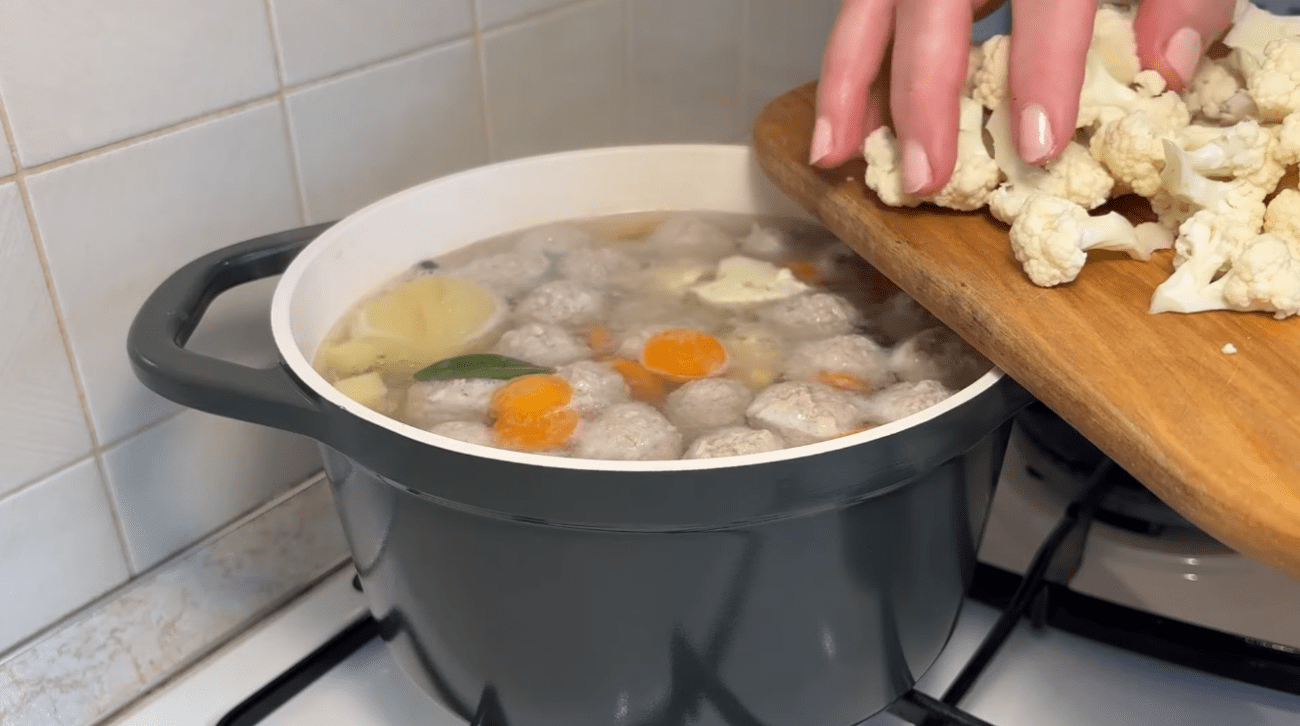 Рецепт швидкого супу за 30 хвилин з фрикадельками та цвітною капустою