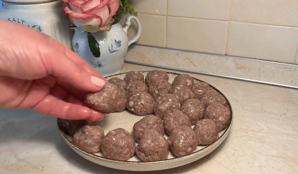 Рецепт швидкого супу за 30 хвилин з фрикадельками та цвітною капустою