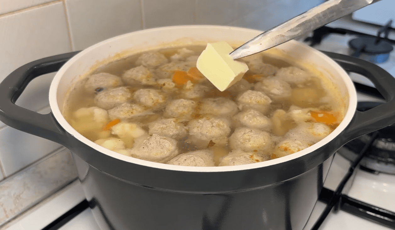 Рецепт швидкого супу за 30 хвилин з фрикадельками та цвітною капустою