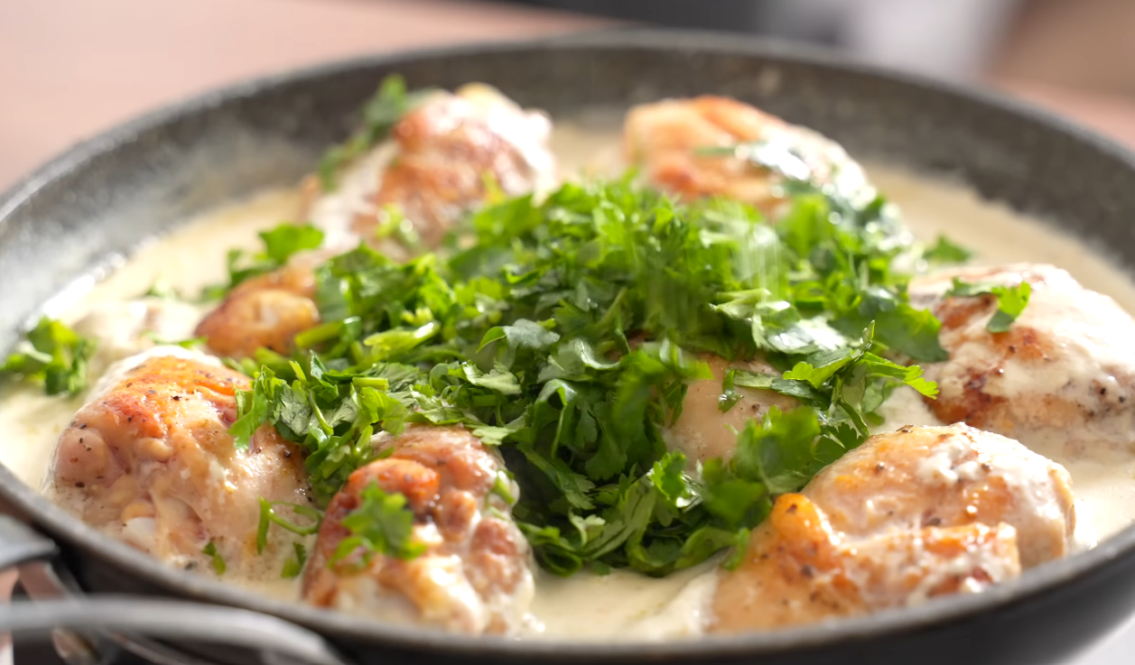 Рецепт найсмачніших курячих гомілок вершковому соусі на сковороді