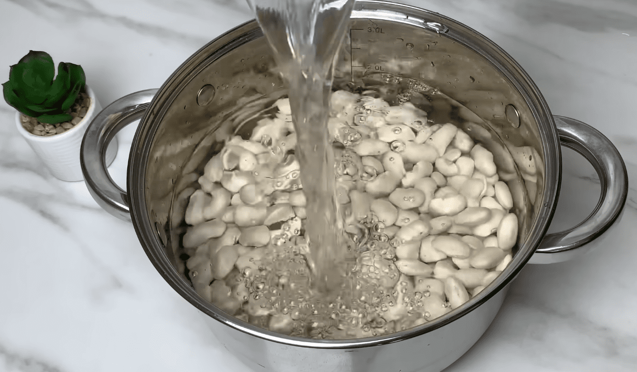 Кулінари поділилися швидким рецептом грецького супу з квасолею