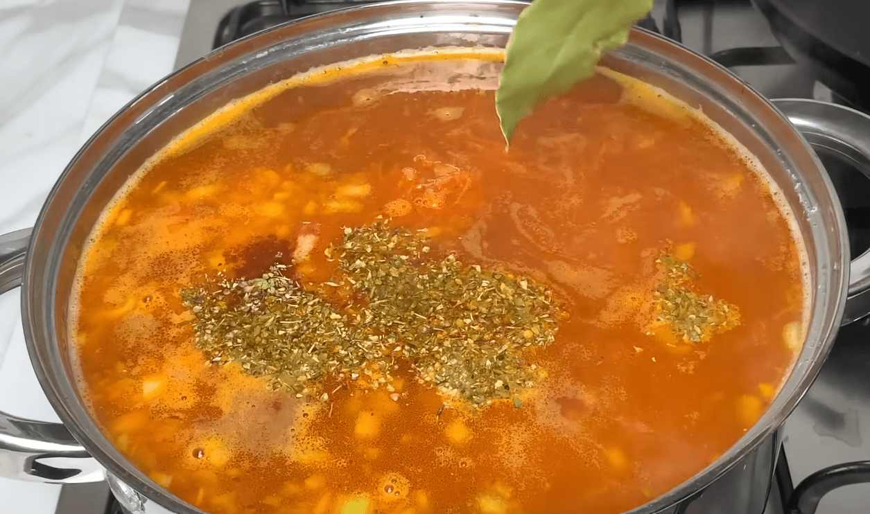 Кулінари поділилися швидким рецептом грецького супу з квасолею