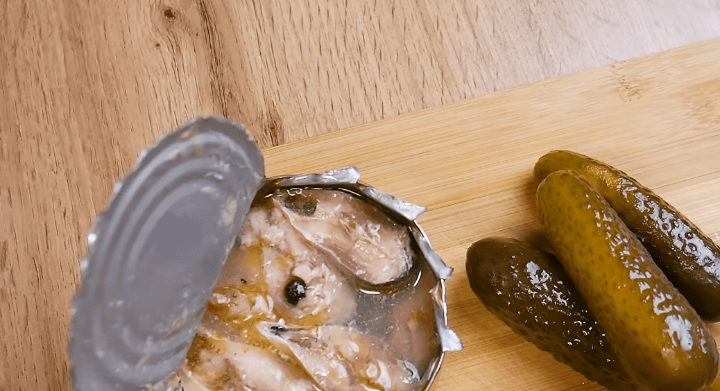 Як звичайна сардина чи сайра + огірки перетворюються на шалену закуску всього за 3 прості кроки 