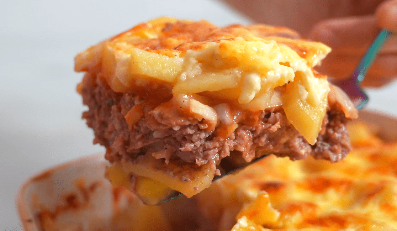 Рецепт смачної вечері або обіду з фаршу та картоплі для великої родини