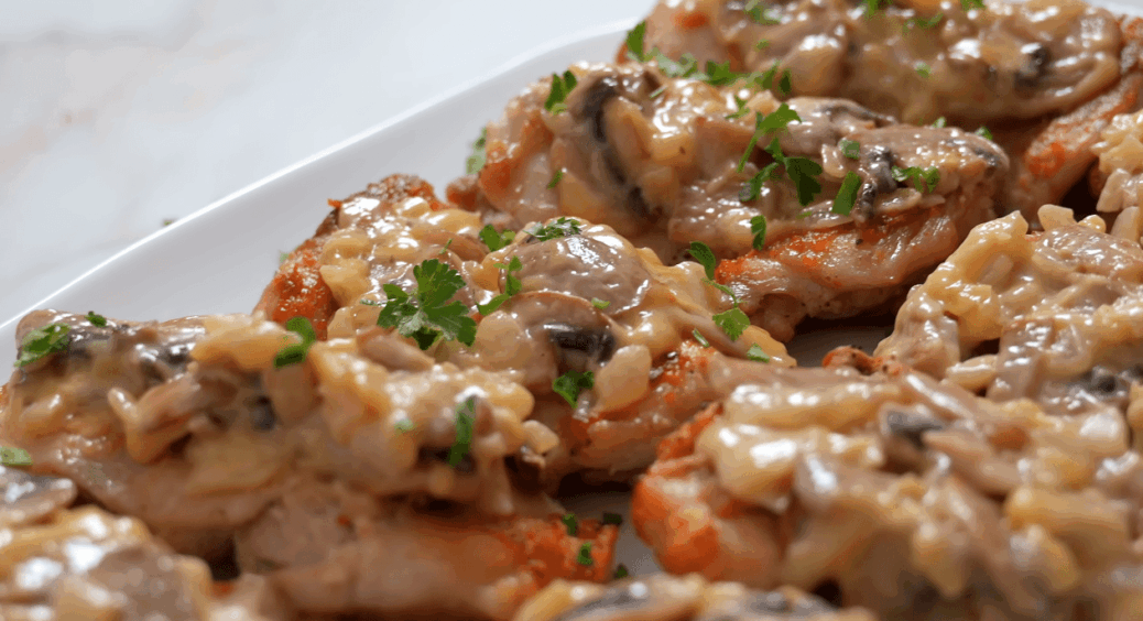 М’ясо по-французьки БЕЗ духовки! Курячі стегна з грибами: це дуже ситно і економно — 2 в 1 