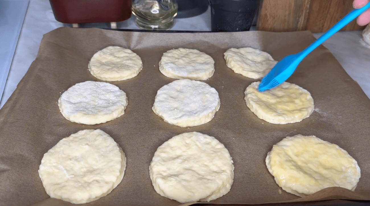 Рецепт пухких коржиків на сніданок замість хліба