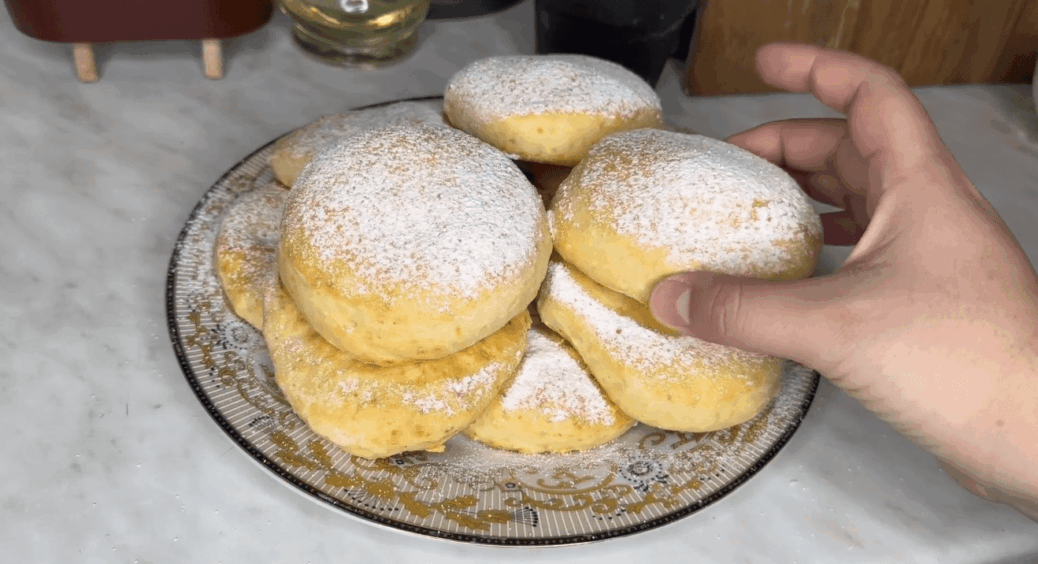 1/3 склянки кефіру – і ціла гора пухких коржиків готова: це те, заради чого діти встають у 7:00 