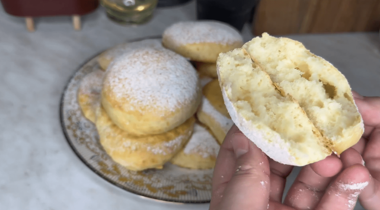 Рецепт пухких коржиків на сніданок замість хліба