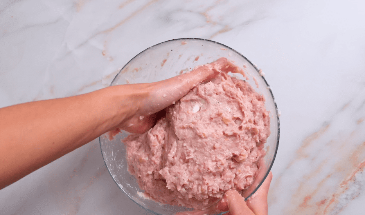 Кухарі розповіли, як із жменьки фаршу зробити цілий таз смачних котлет