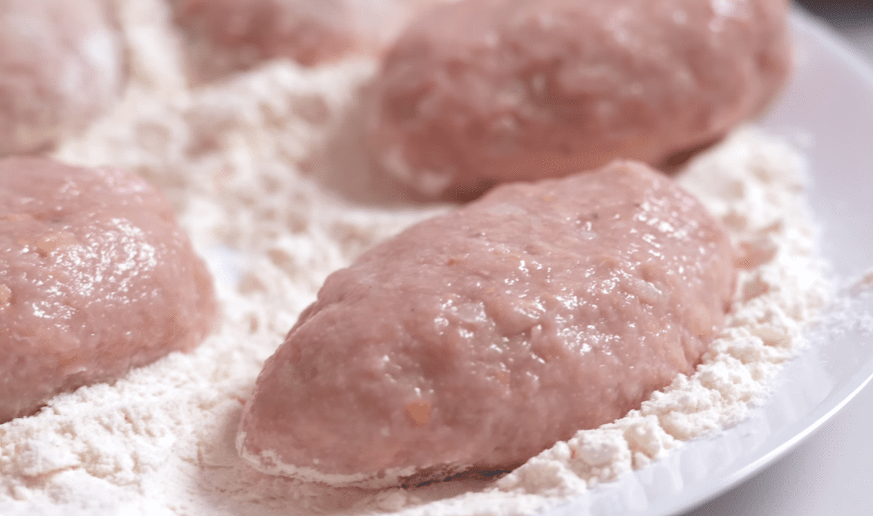 Кухарі розповіли, як із жменьки фаршу зробити цілий таз смачних котлет