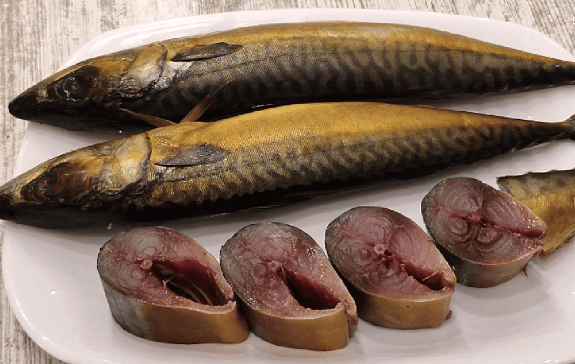 Кулінари розкрили рецепт скумбрії, яка виходить наче копчена