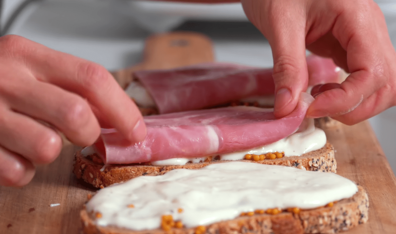 Рецепт класичного французького сніданку з курячими яйцями