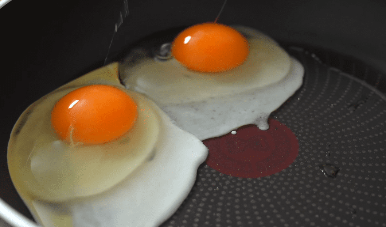 Рецепт класичного французького сніданку з курячими яйцями