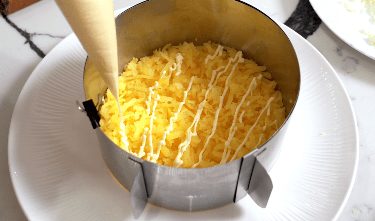 Від смаку цього салату з 5 інгредієнтів мліють абсолютно всі – рецепт