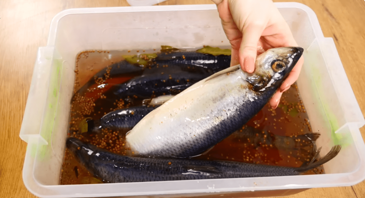 Кулінари розповіли, як прибрати сильний рибний запах при засолюванні оселедця