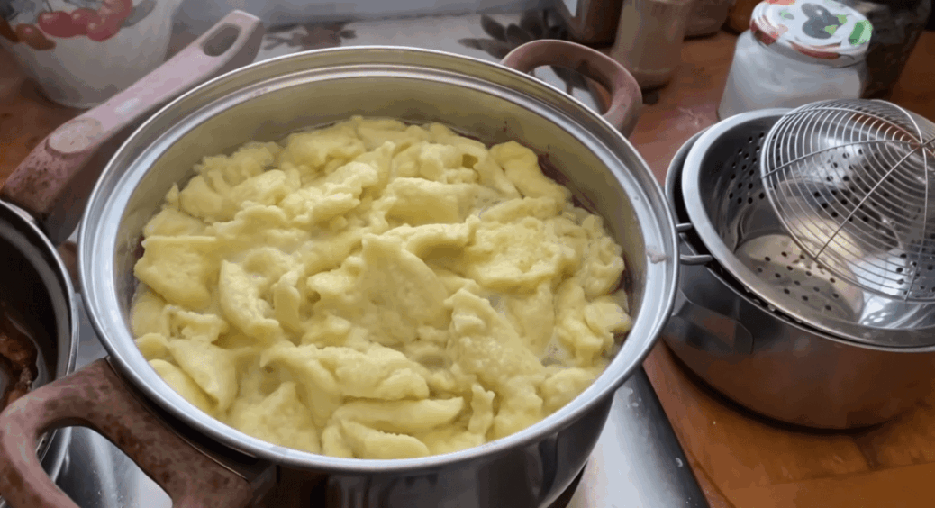 Виливаю рідке тісто прямо в окріп – і одразу кличу всіх до столу: пухкі галушки з м’ясом 