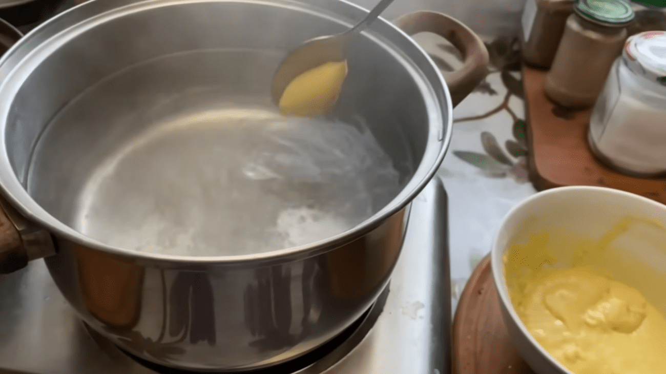 Кулінари розповіли цікавий рецепт галушок з рідкого тіста та соковитого м'яса