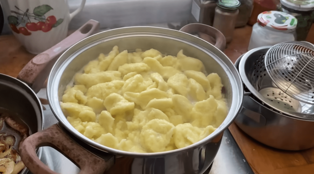 Кулінари розповіли цікавий рецепт галушок з рідкого тіста та соковитого м'яса