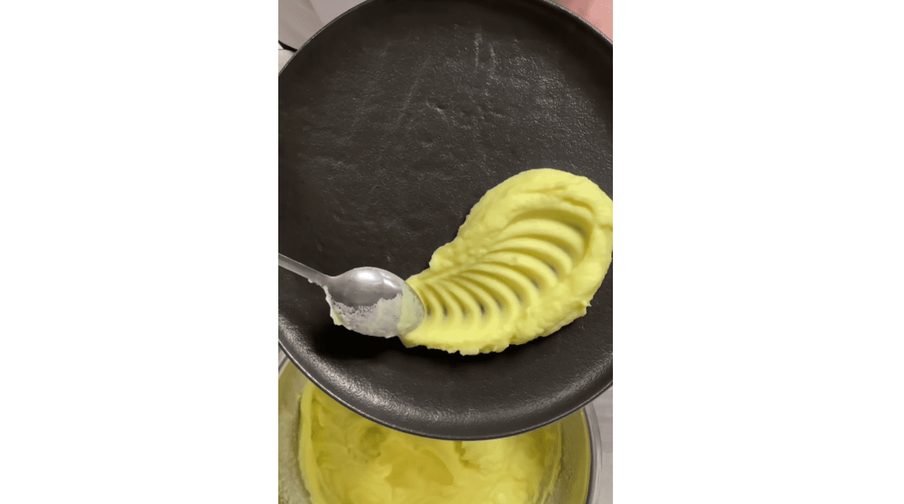 Господині розповіли, як можна цікаво подати на стіл картоплю пюре