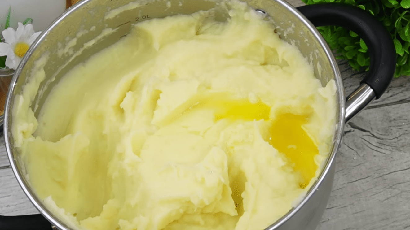 Господині розповіли, як можна цікаво подати на стіл картоплю пюре