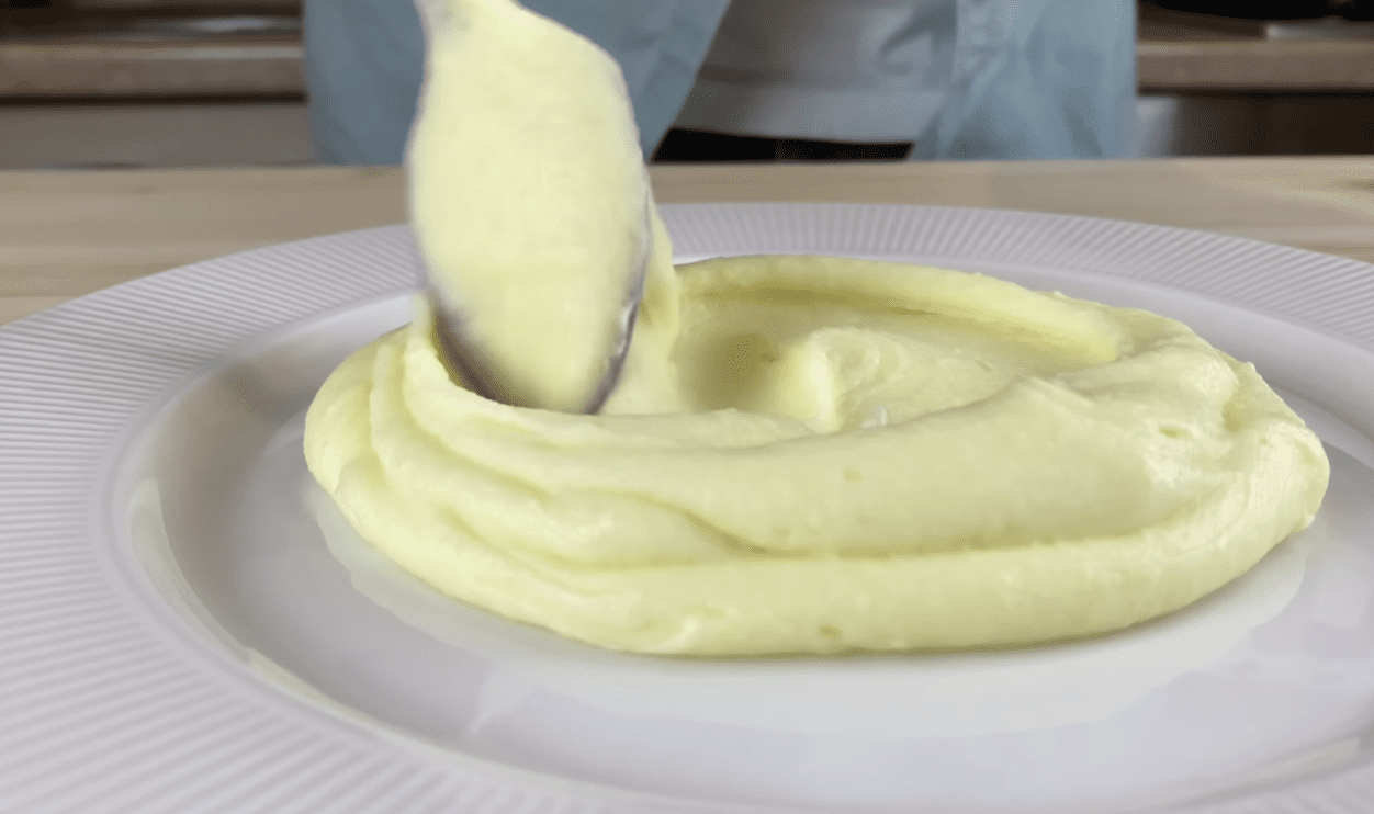 Господині розповіли, як можна цікаво подати на стіл картоплю пюре