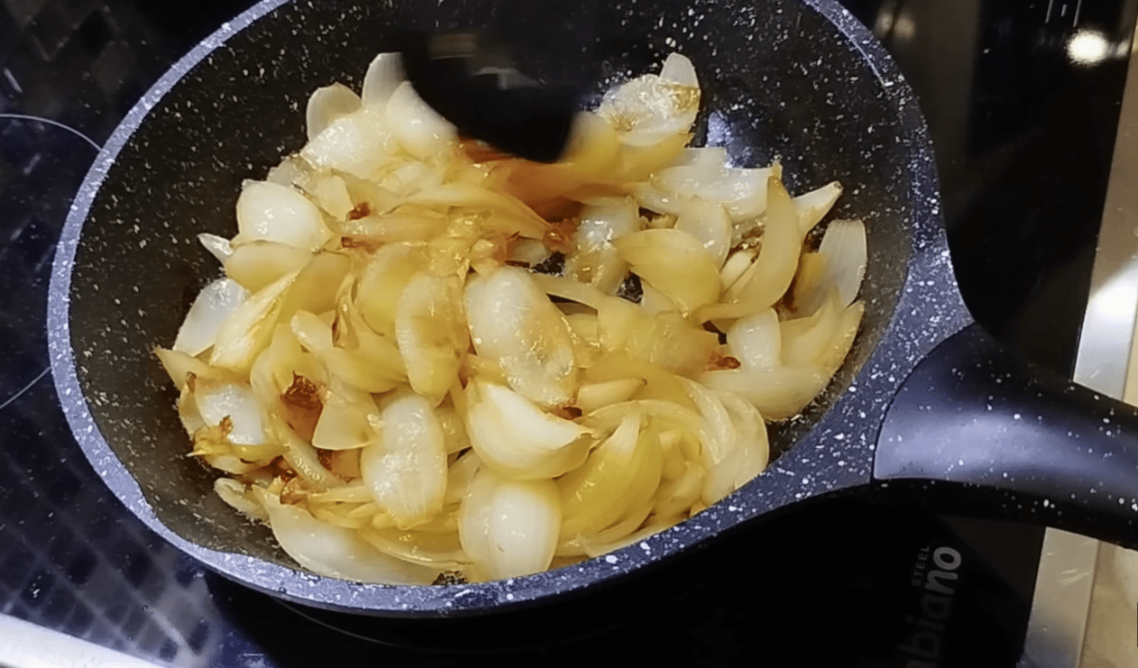 Рецепт знаменитої Одеської фаршированої курячої шийки – жодного шматочка м'яса Фото: YouTube Sav.Kov.V.O.