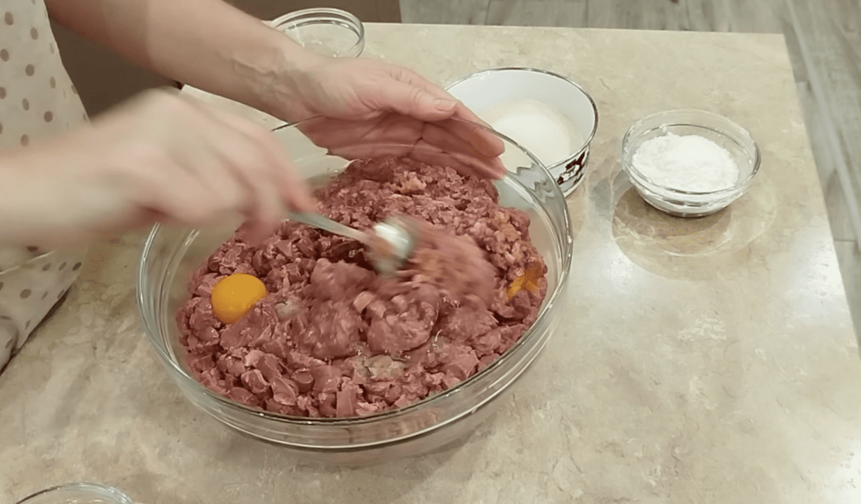 Рецепт знаменитої Одеської фаршированої курячої шийки – жодного шматочка м'яса Фото: YouTube Sav.Kov.V.O.