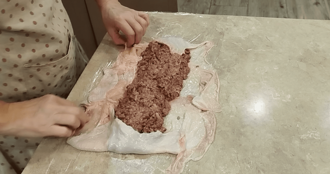 Рецепт знаменитої Одеської фаршированої курячої шийки – жодного шматочка м'яса Фото: YouTube Sav.Kov.V.O.