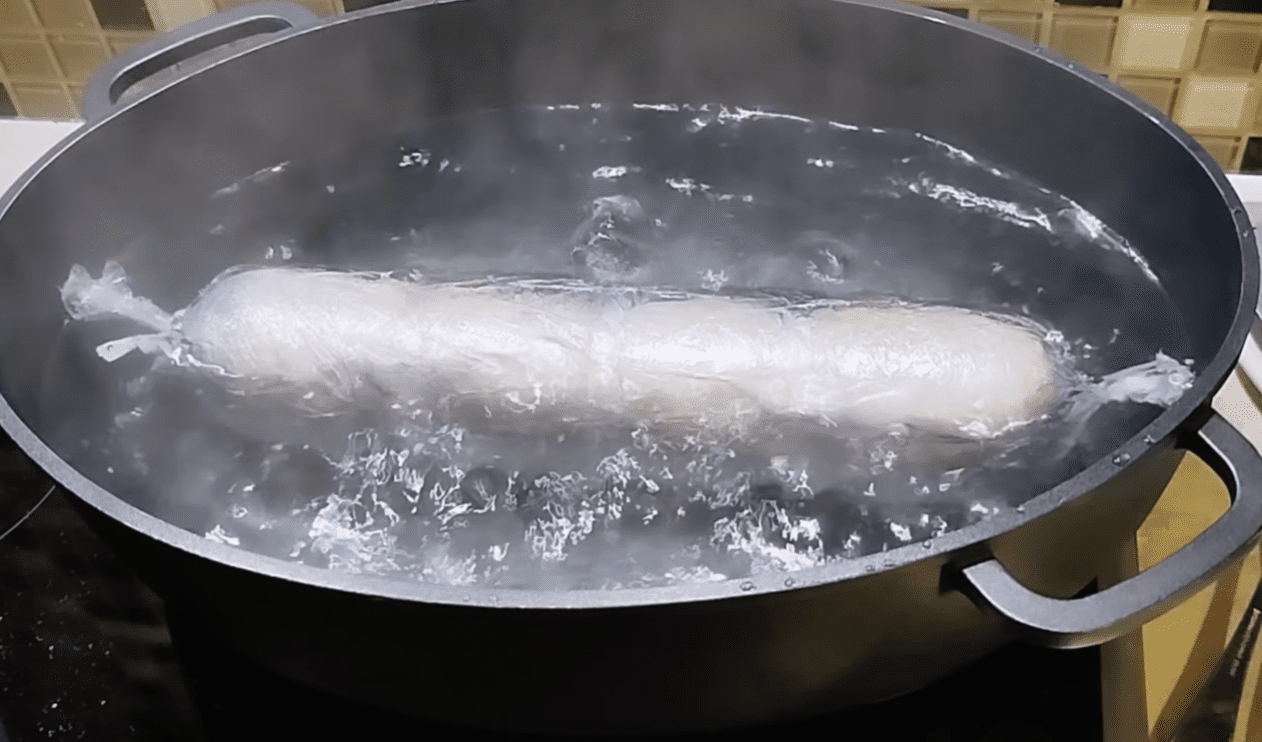 Рецепт знаменитої Одеської фаршированої курячої шийки – жодного шматочка м'яса Фото: YouTube Sav.Kov.V.O.