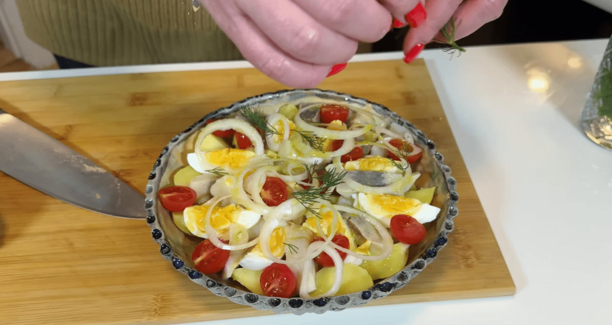 Рецепт нового салату з оселедцем без майонезу Фото: YouTube СИТИЙ СТІЛ - їжа та рецепти