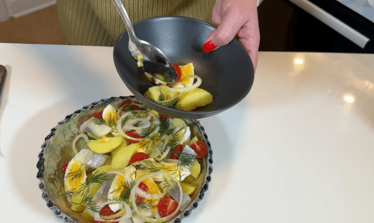 Рецепт нового салату з оселедцем без майонезу Фото: YouTube СИТИЙ СТІЛ - їжа та рецепти