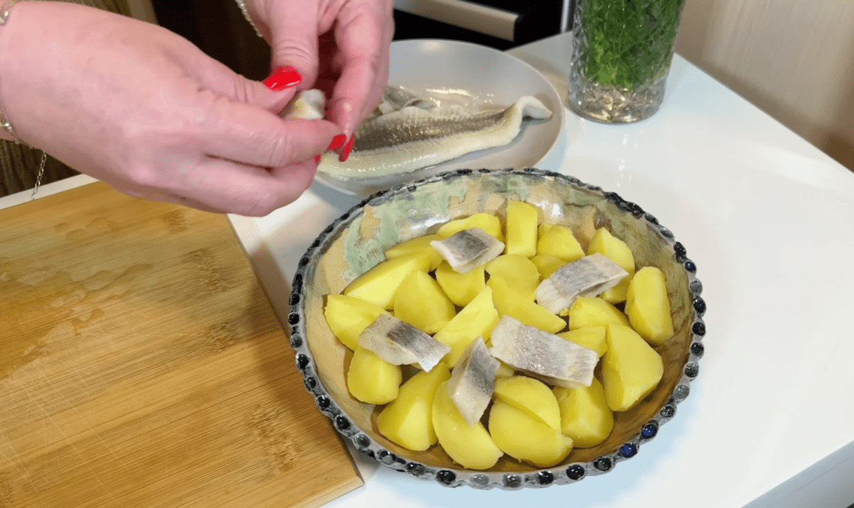 Рецепт нового салату з оселедцем без майонезу Фото: YouTube СИТИЙ СТІЛ - їжа та рецепти