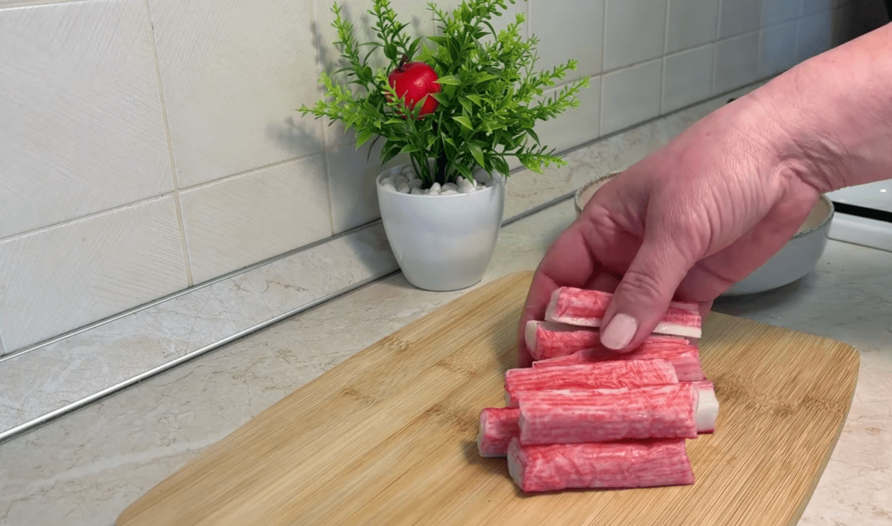 Як з 1 пачки крабових паличок за 5 хвилин приготувати 2 смачні намазки - рецепти Фото: YouTube Готую, їм, живу!