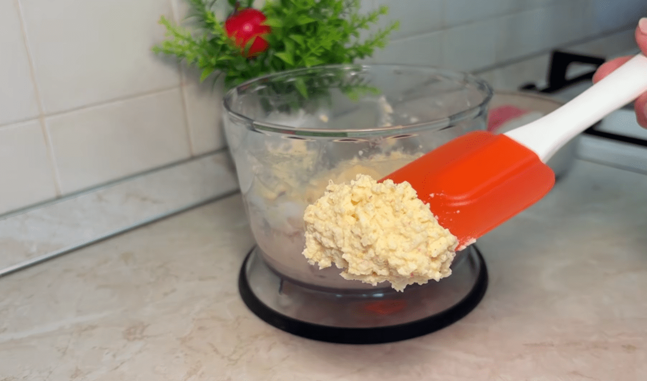 Як з 1 пачки крабових паличок за 5 хвилин приготувати 2 смачні намазки - рецепти Фото: YouTube Готую, їм, живу!