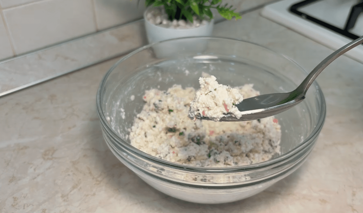 Як з 1 пачки крабових паличок за 5 хвилин приготувати 2 смачні намазки - рецепти Фото: YouTube Готую, їм, живу!