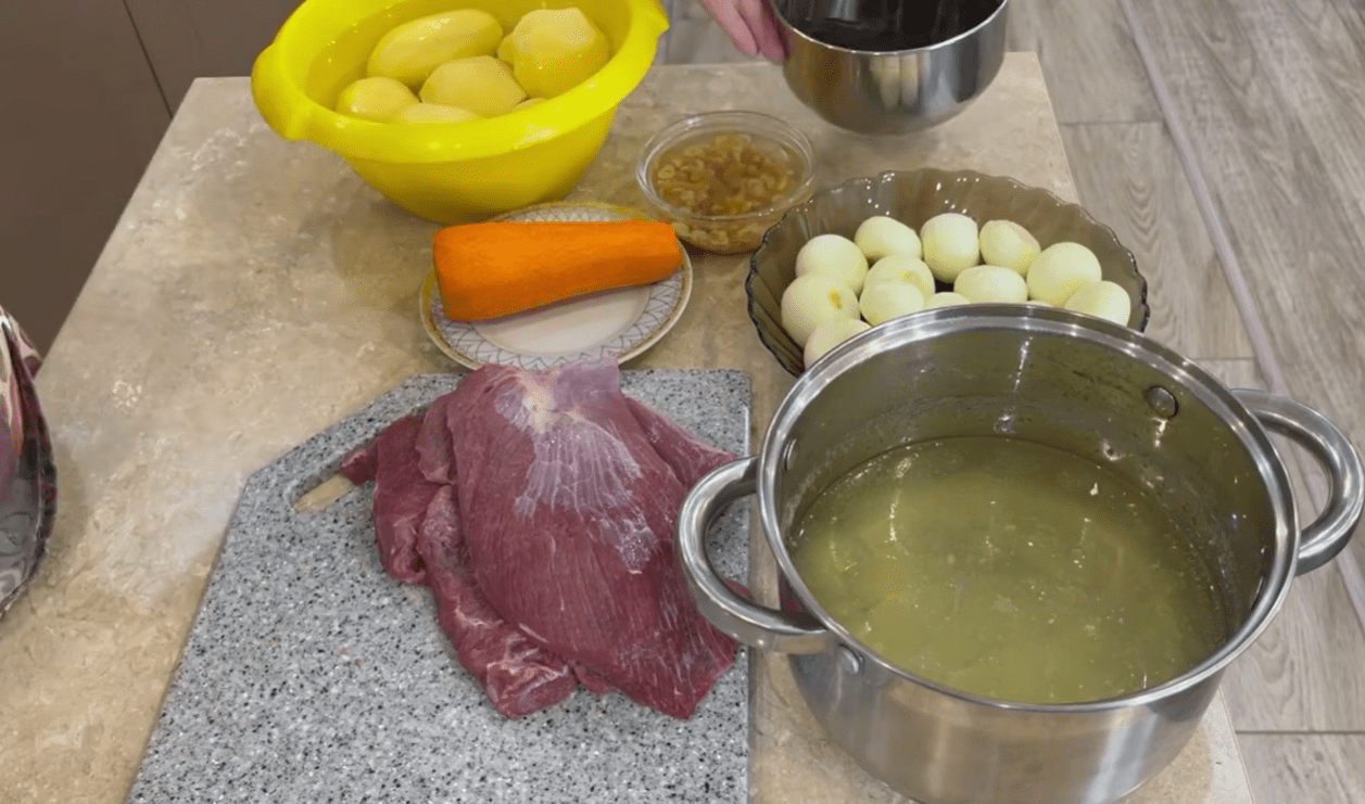 Рецепт печені по-одеськи з м'ясом, картоплею, родзинками та чорносливом Фото: YouTube Sav.Kov.V.O.