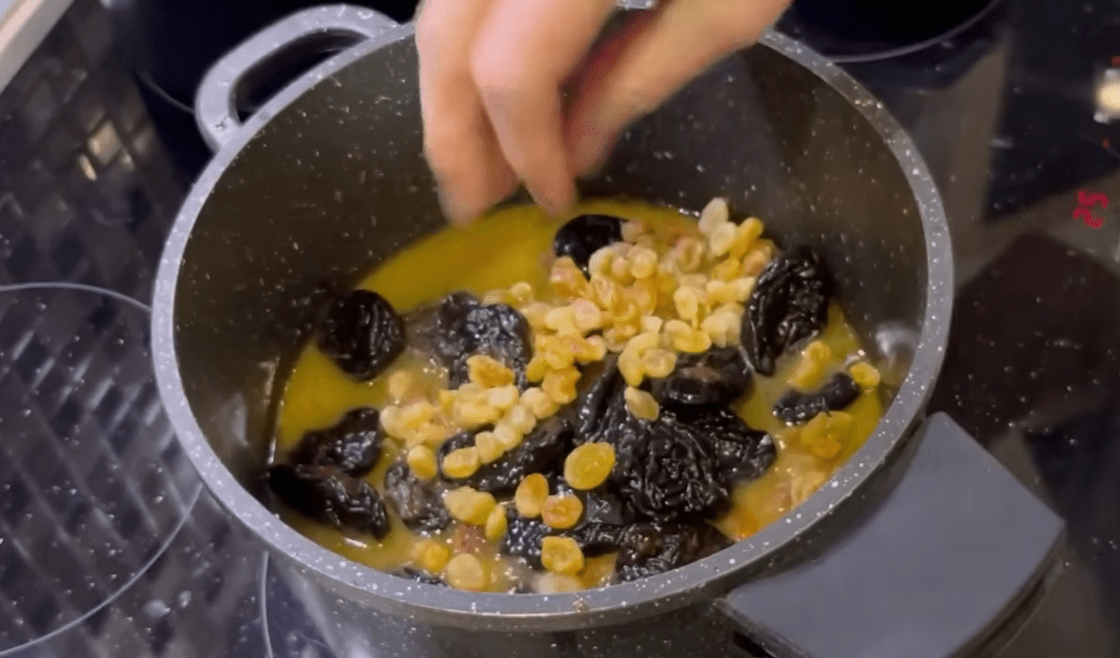 Рецепт печені по-одеськи з м'ясом, картоплею, родзинками та чорносливом Фото: YouTube Sav.Kov.V.O.