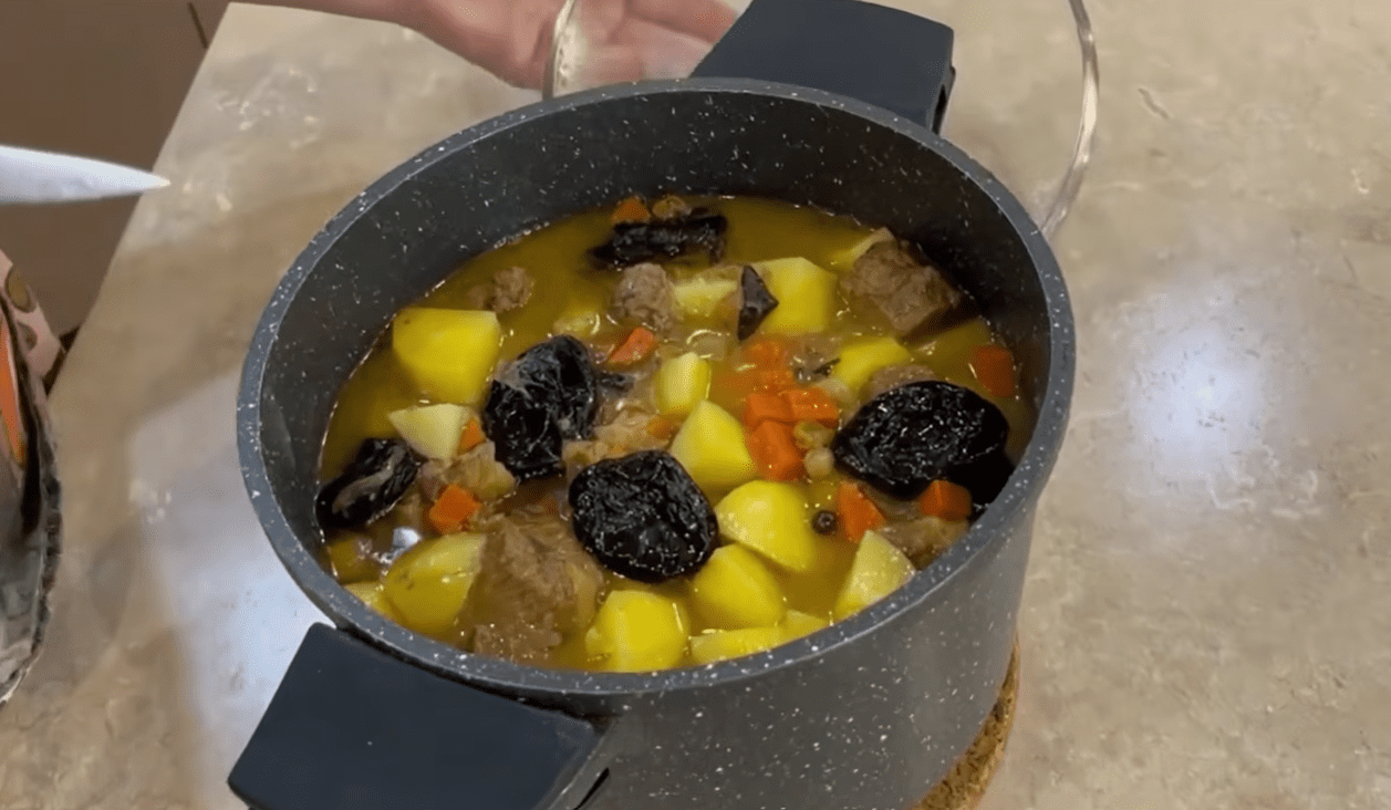 Рецепт печені по-одеськи з м'ясом, картоплею, родзинками та чорносливом Фото: YouTube Sav.Kov.V.O.