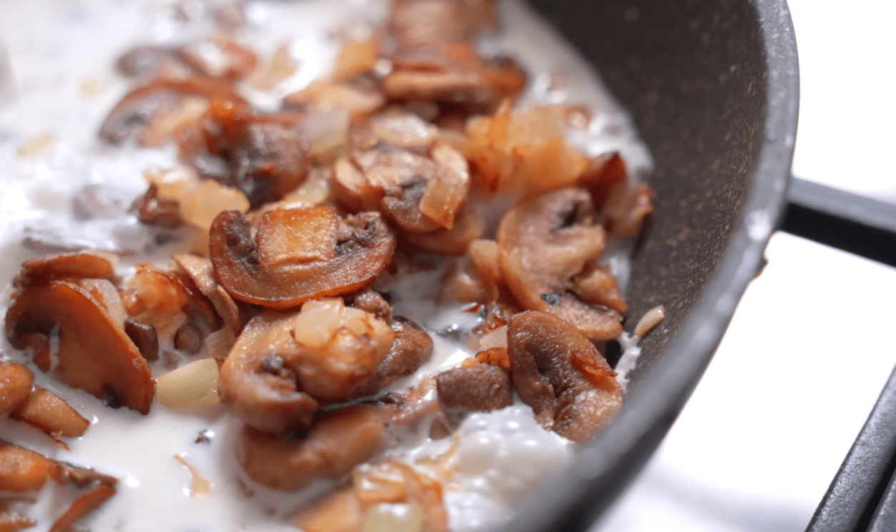 Кулінарка знайшла найкращий рецепт тіста для справжніх золотих дерунів Фото: YouTube Alina FooDee