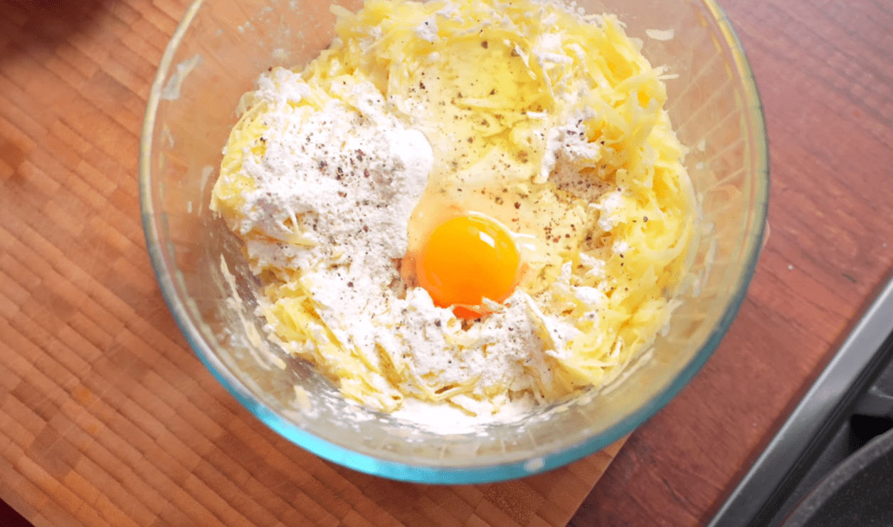 Кулінарка знайшла найкращий рецепт тіста для справжніх золотих дерунів Фото: YouTube Alina FooDee