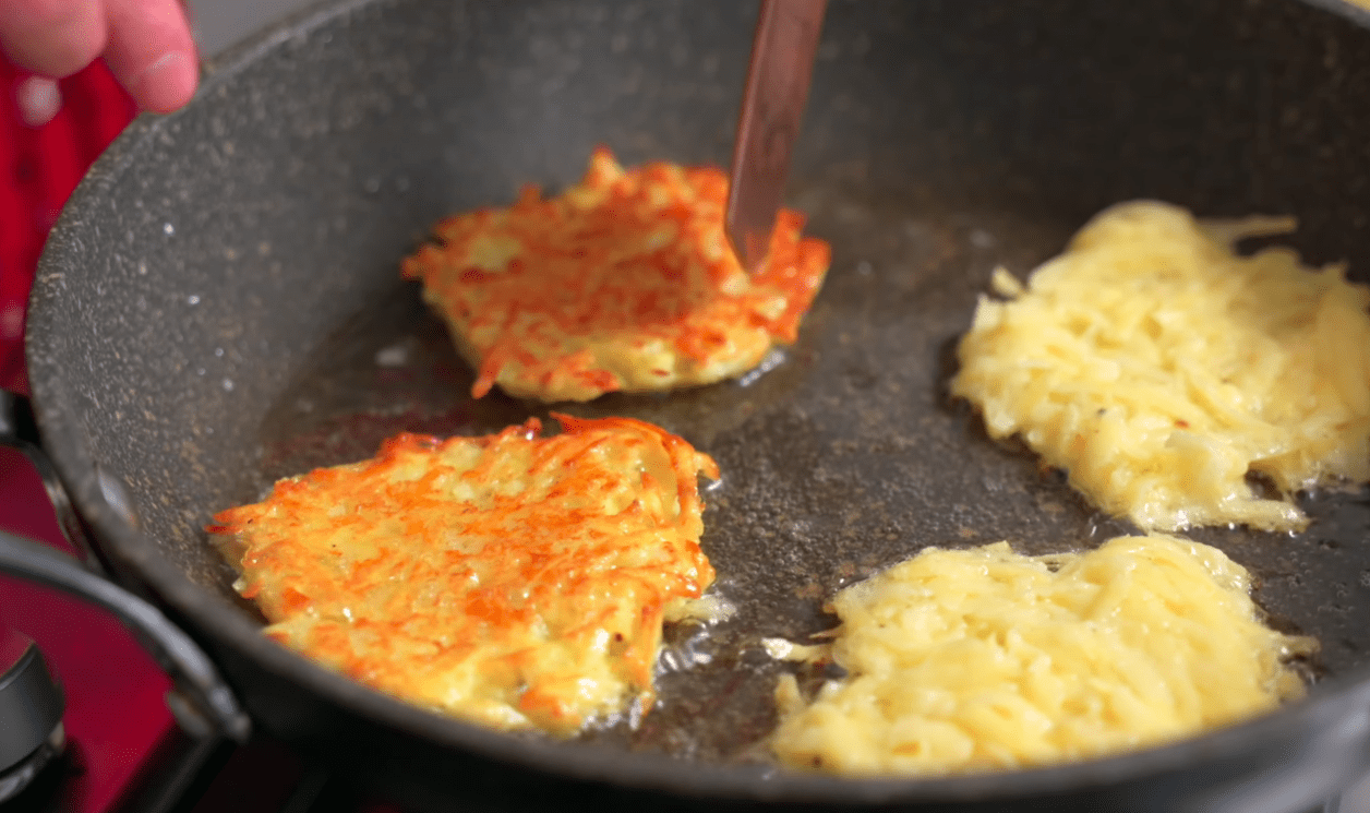 Кулінарка знайшла найкращий рецепт тіста для справжніх золотих дерунів Фото: YouTube Alina FooDee