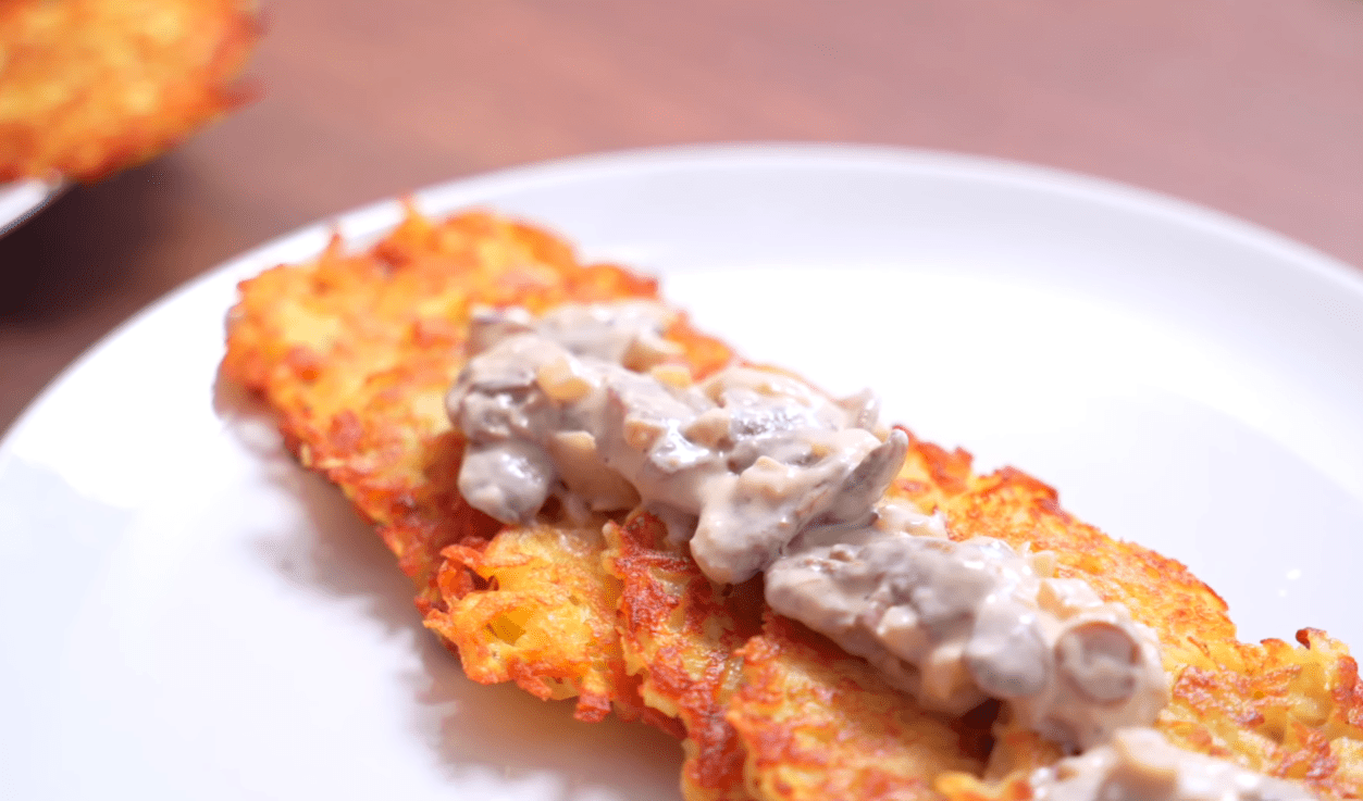 Кулінарка знайшла найкращий рецепт тіста для справжніх золотих дерунів Фото: YouTube Alina FooDee