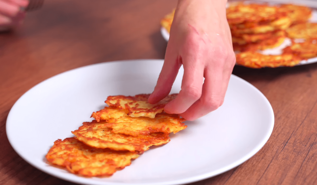 Кулінарка знайшла найкращий рецепт тіста для справжніх золотих дерунів Фото: YouTube Alina FooDee